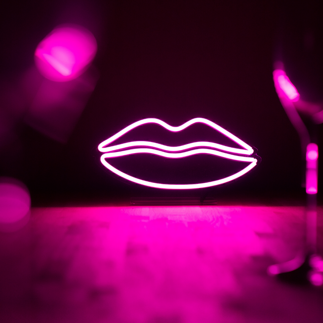 Mini neon lamp in de vorm van lippen in kleur roze