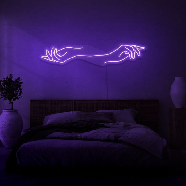 Neonlamp van twee handen in kleur paars