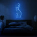 Neonlamp van de voorkant van een vrouw in kleur blauw