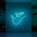 Neonlamp van papieren vliegtuig in kleur cyaan