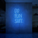 Neon letters met tekst "Do fun shit" in kleur blauw