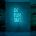 Neon letters met tekst "Do fun shit" in kleur cyaan
