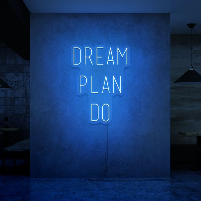 Neon letters met tekst "Dream plan do" in kleur blauw