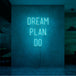 Neon letters met tekst "Dream plan do" in kleur cyaan