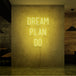 Neon letters met tekst "Dream plan do" in kleur geel