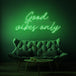 Neon letters met tekst "Good vibes only" in kleur groen