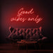 Neon letters met tekst "Good vibes only" in kleur rood