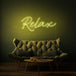 Neon letters in tekst "Relax" in kleur geel