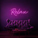 Neon letters in tekst "Relax" in kleur roze