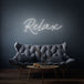 Neon letters in tekst "Relax" in kleur wit