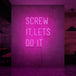 Neon letters met tekst "Screw it lets do it" in kleur roze