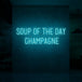 Neon letters met tekst "Soup of the day: champagne" in kleur cyaan