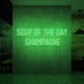 Neon letters met tekst "Soup of the day: champagne" in kleur groen