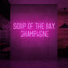 Neon letters met tekst "Soup of the day: champagne" in kleur roze
