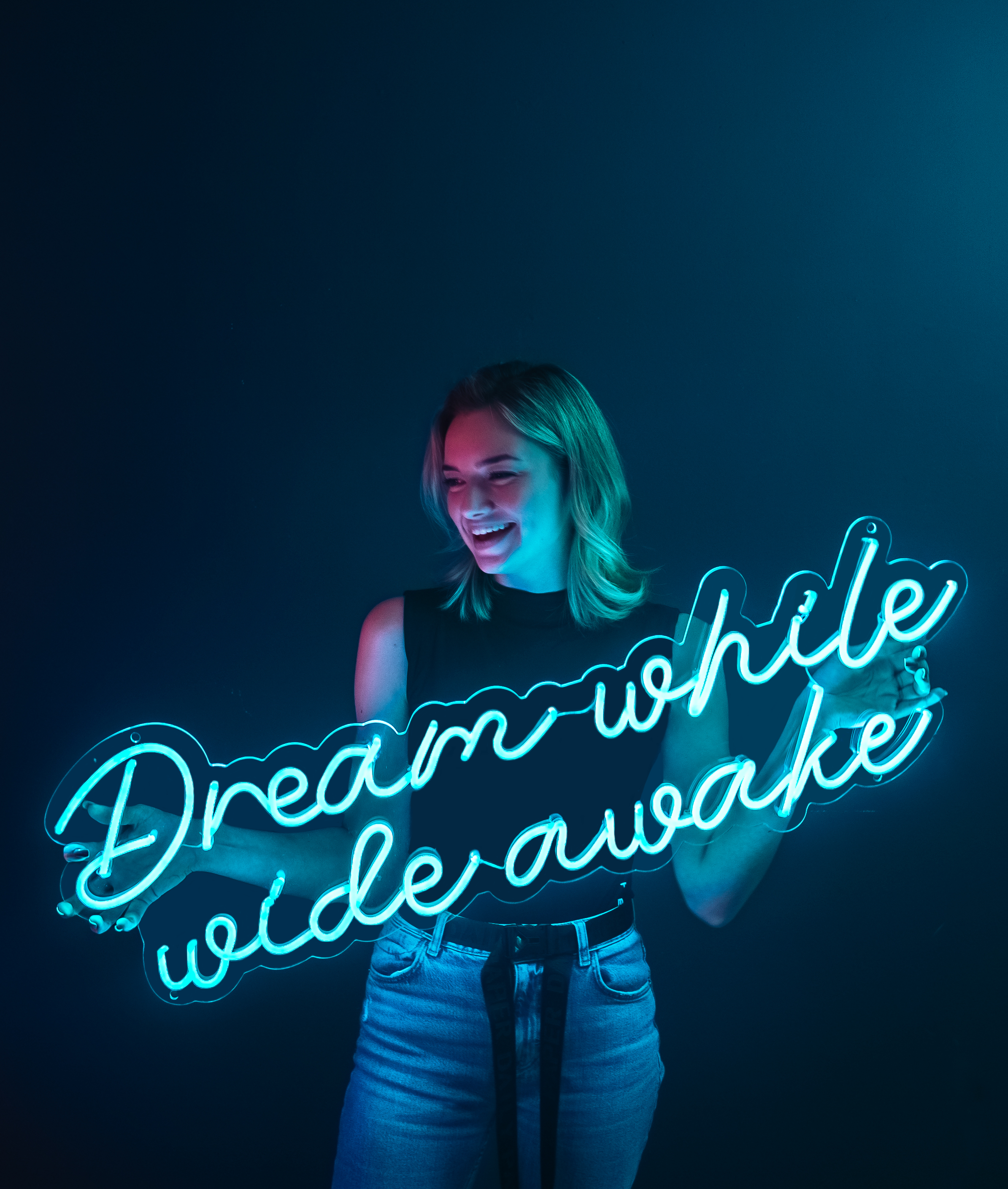 Meisje die een neon lamp vasthoudt met de tekst 