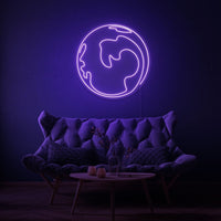 Neonlamp van een wereldbol in kleur paars