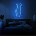 Neonlamp van vrouwen lichaam in kleur blauw