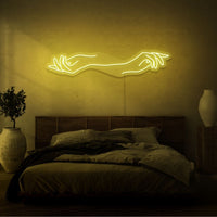 Neonlamp van twee handen in kleur geel