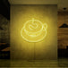 Neonlamp van een kop koffie in kleur geel
