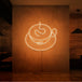 Neonlamp van een kop koffie in kleur oranje