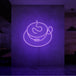 Neonlamp van een kop koffie in kleur paars