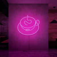 Neonlamp van een kop koffie in kleur roze