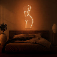 Neonlamp van de voorkant van een vrouw in kleur oranje