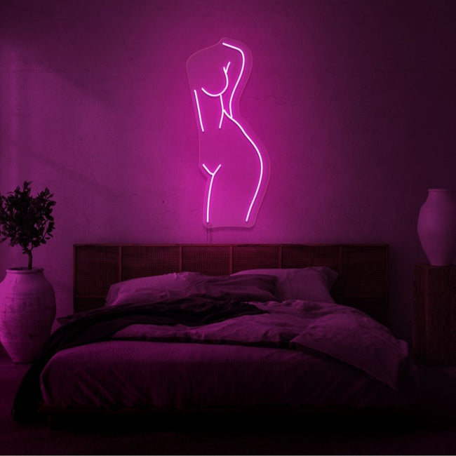 Neonlamp van de voorkant van een vrouw in kleur roze