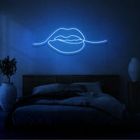 Neonlamp van lippen in kleur blauw