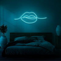 Neonlamp van lippen in kleur cyaan