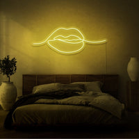 Neonlamp van lippen in kleur geel