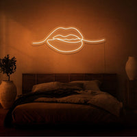 Neonlamp van lippen in kleur oranje