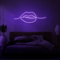 Neonlamp van lippen in kleur paars