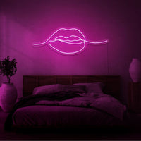 Neonlamp van lippen in kleur roze