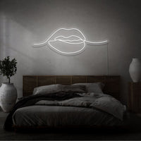 Neonlamp van lippen in kleur wit