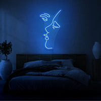 Neonlamp van mond die kust in kleur blauw