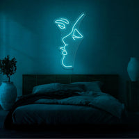 Neonlamp van mond die kust in kleur cyaan