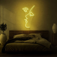 Neonlamp van mond die kust in kleur geel