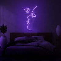 Neonlamp van mond die kust in kleur paars