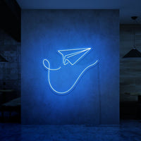 Neonlamp van papieren vliegtuig in kleur blauw
