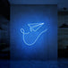Neonlamp van papieren vliegtuig in kleur blauw
