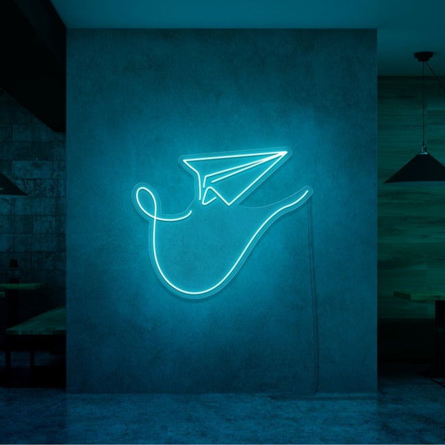 Neonlamp van papieren vliegtuig in kleur cyaan