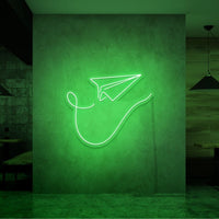 Neonlamp van papieren vliegtuig in kleur groen