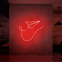 Neonlamp van papieren vliegtuig in kleur rood