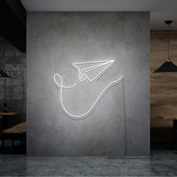 Neonlamp van papieren vliegtuig in kleur wit