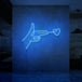 Neonlamp van een hand pistool met hartje als kogel in kleur blauw