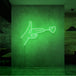 Neonlamp van een hand pistool met hartje als kogel in kleur groen