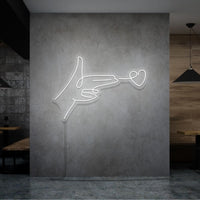 Neonlamp van een hand pistool met hartje als kogel in kleur wit