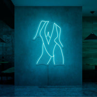Neonlamp van vrouw in strand kleding in kleur cyaan