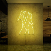 Neonlamp van vrouw in strand kleding in kleur geel